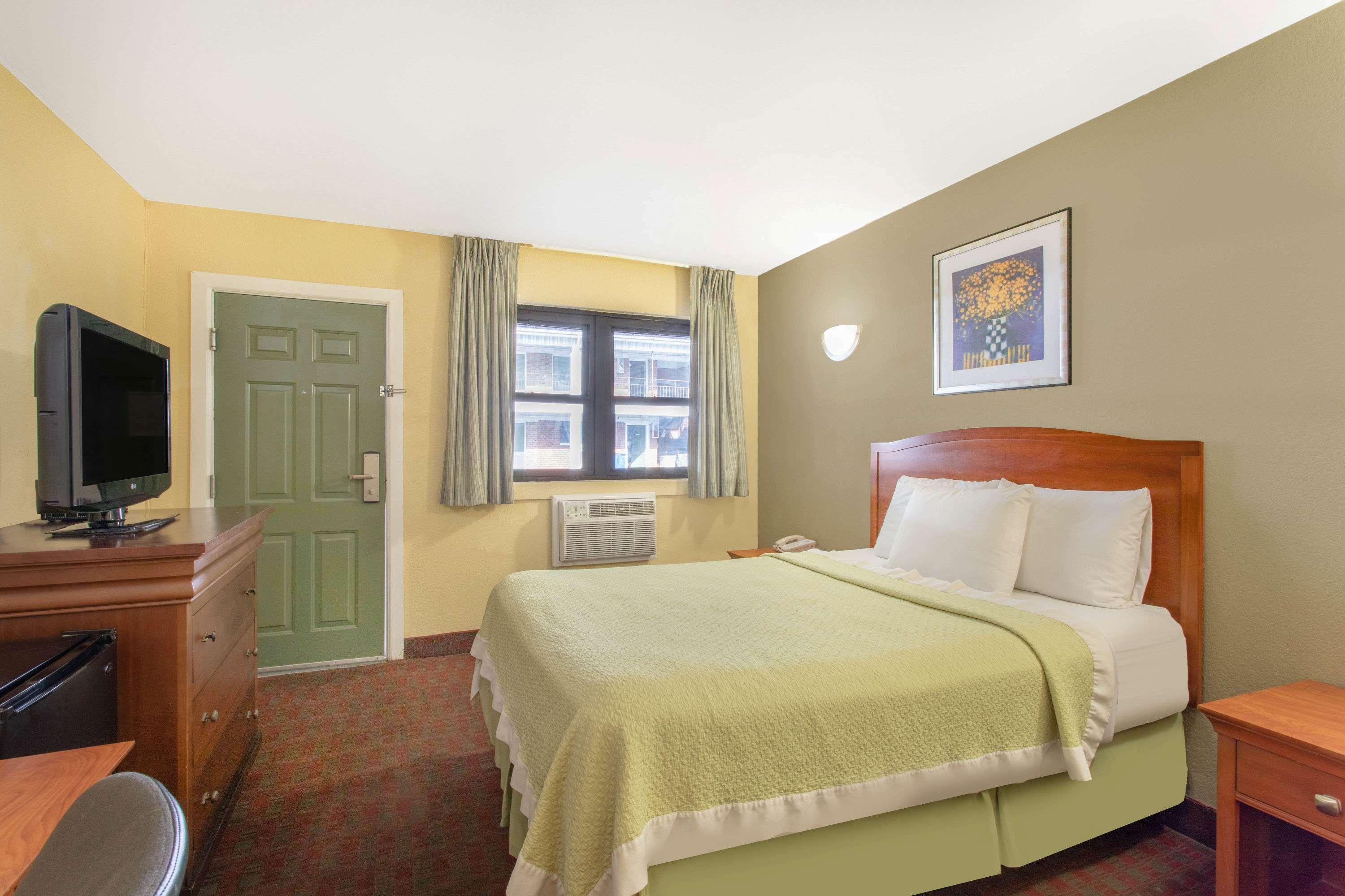 Days Inn By Wyndham Elmsford Exterior foto
