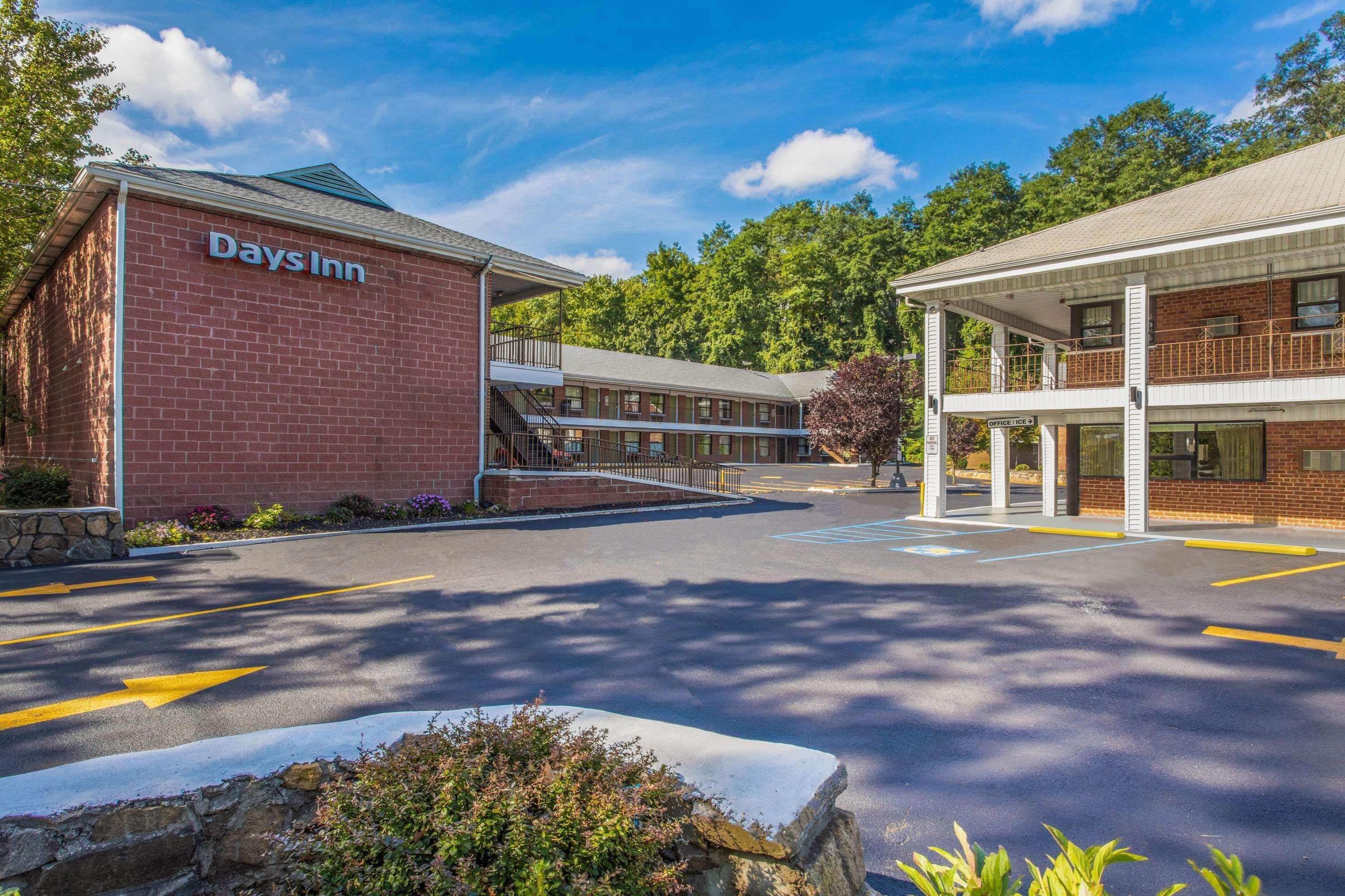Days Inn By Wyndham Elmsford Exterior foto